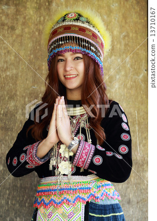 Traditionally dressed Mhong hill tribe woman pay respect 13710167