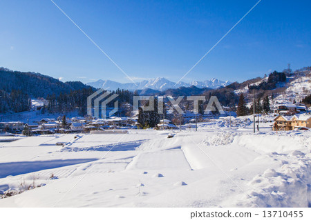 The winter scenery of the village where the Alps can be seen The winter scenery of the village where the Alps can be seen 13710455