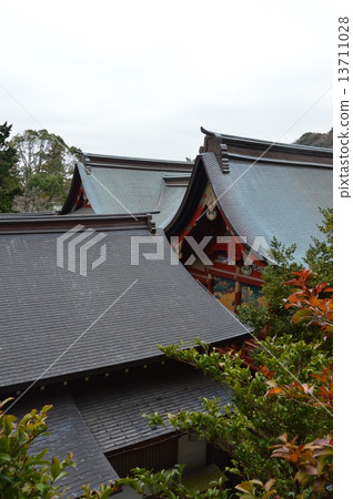 鶴岡八幡宮（神奈川縣鎌倉市雪野寺）的“若宮（右後方）”和“若宮等候室（左）” 13711028