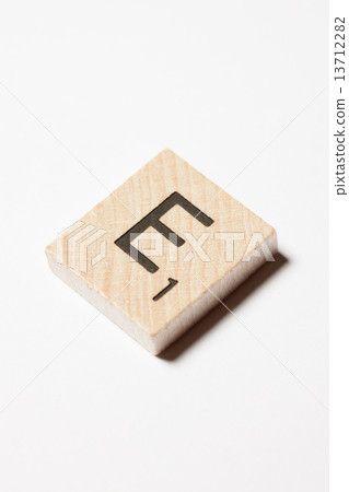 拼字遊戲角色“E” 13712282