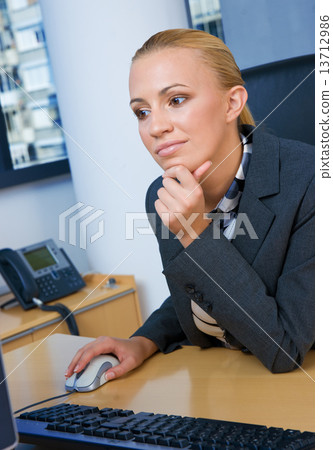 business woman 13712986