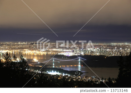 溫哥華市中心夜視圖 - 溫哥華市中心在晚上 13713146