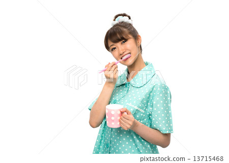 一個女人在刷牙膏 13715468