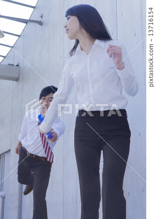 接受警棒的女商人 13716154