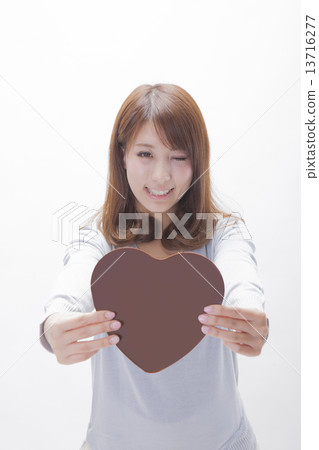 一個女人用心形巧克力 13716277