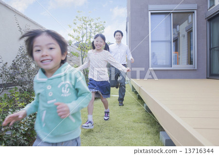 在花園裡玩的家庭 13716344