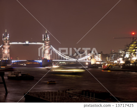  Tower Bridge 13717425