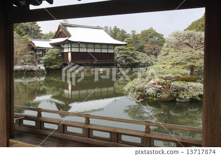 Heian shrine of snow in Kyoto Shrine Kamikan seen from Taipei Palace 13717874