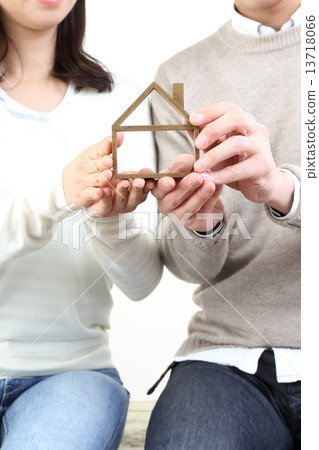 Home and couple 13718066