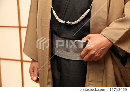 男性和服圖像外面起飛障礙側面朝上 13718469