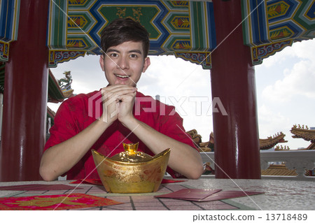 Man wishing Gong Xi Cai 13718489