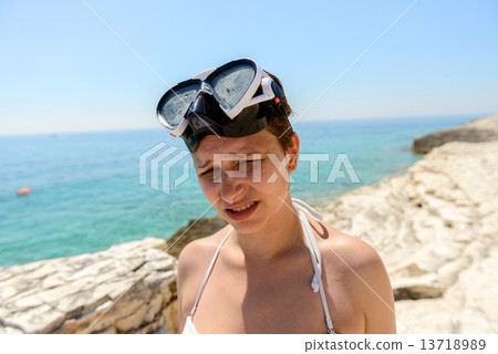 Scuba diver woman can't see because of sun 13718989