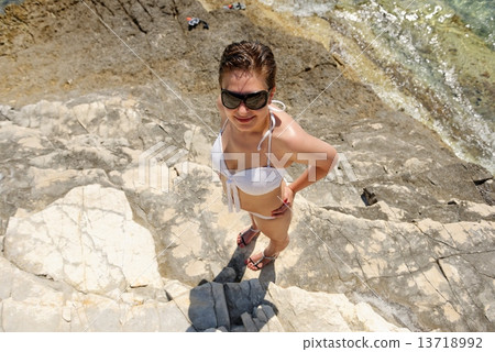 Scuba diver woman can't see because of sun 13718992