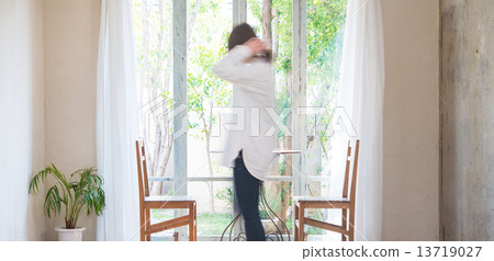 Bright room 13719027