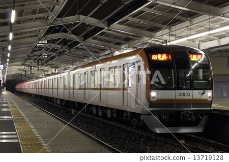 Subway Yurakucho Line 10000 series with direct access to Tobu Tojo Line 13719128