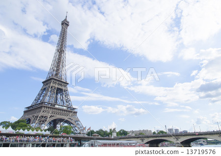 Eiffel Tower 13719576