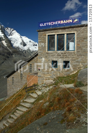 Mountain tramway depot 13720913