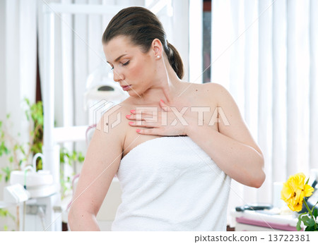 woman with melanoma 13722381
