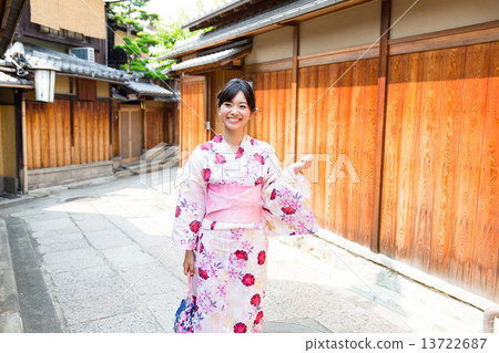 一個女人穿著浴衣 一個女人穿著浴衣 13722687