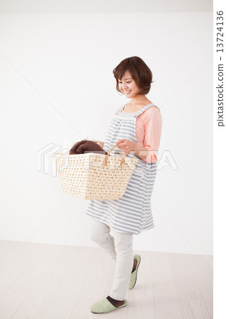laundry basket, person, female 13724136