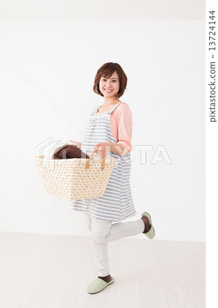 laundry basket, person, female 13724144