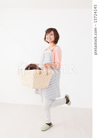 洗衣籃 人 人物 13724145