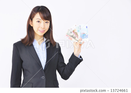拿著外幣筆記的婦女 拿著外幣筆記的婦女 13724661