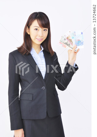拿著外幣筆記的婦女 拿著外幣筆記的婦女 13724662