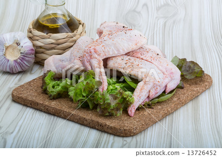 Raw chicken wings Raw chicken wings 13726452