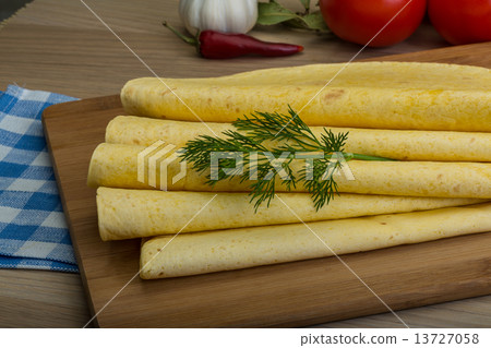 Tortilla 13727058