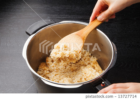 在壓力鍋中煮熟的糙米 13727714