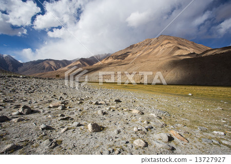 Himalayan landscape 13727927