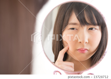 女孩做皮膚護理 13728712