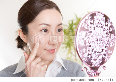 A middle-aged woman who does skin care A middle-aged woman who does skin care 13728713