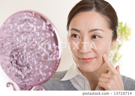 A middle-aged woman who does skin care 13728714