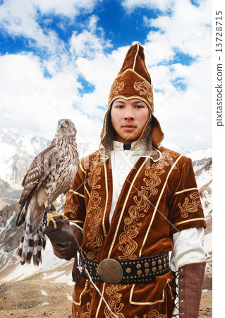 Young falconer 13728715