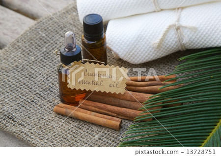 Cinnamon essential oil Cinnamon essential oil 13728751