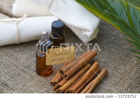 Cinnamon essential oil Cinnamon essential oil 13728752