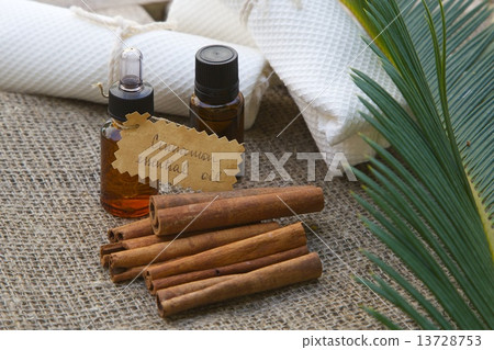 Cinnamon essential oil Cinnamon essential oil 13728753