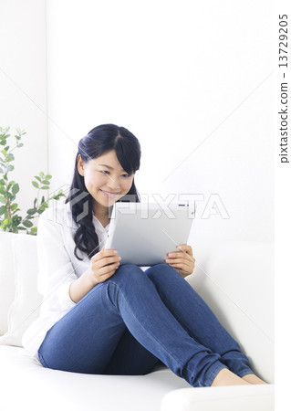 young woman      13729205