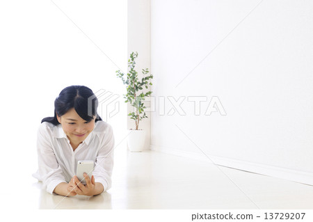 年輕的女士 年輕的女士 13729207