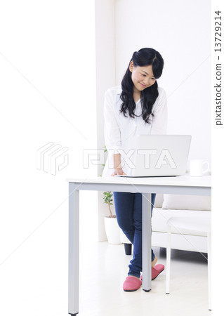 年輕的女士 年輕的女士 13729214