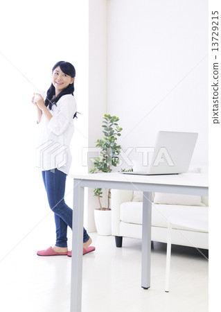 年輕的女士 年輕的女士 13729215