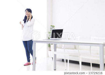 年輕的女士 年輕的女士 13729216
