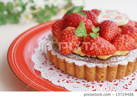 Strawberry tart 13729486