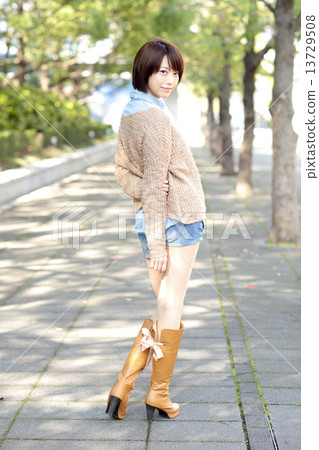 Young lady portrait 13729508