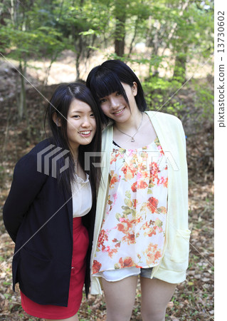 一個女孩在森林裡 13730602