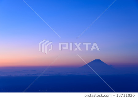 富士山和黎明時分的雲海 富士山和黎明時分的雲海 13731020
