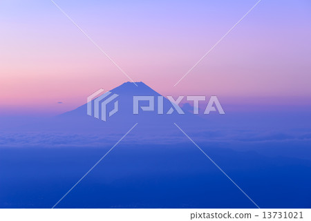 富士山和黎明時分的雲海 富士山和黎明時分的雲海 13731021