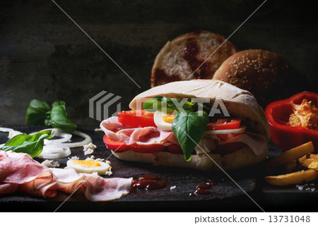 Sandwich wth fried potatoes 13731048